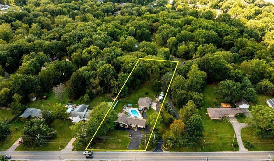 1250 N Main St, Amherst, OH 44001 - 3 Beds, 3 Bath