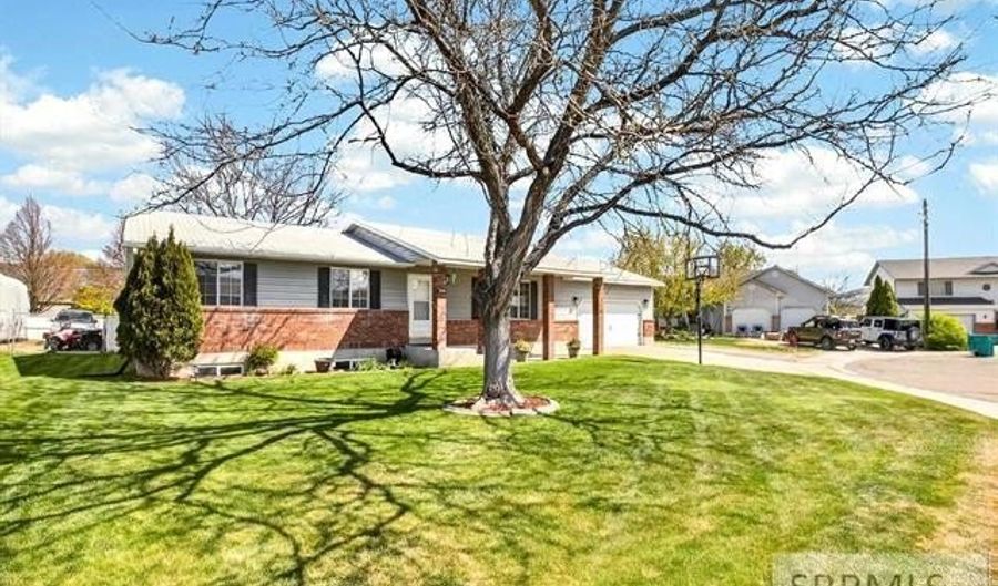 5990 Moses St, Chubbuck, ID 83202 - 5 Beds, 3 Bath