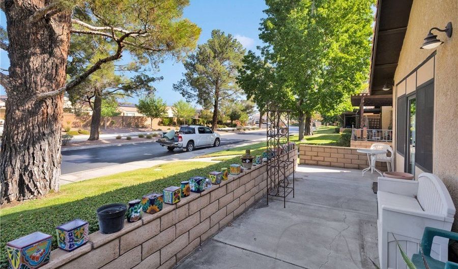 11714 Oak St, Apple Valley, CA 92308 - 2 Beds, 2 Bath