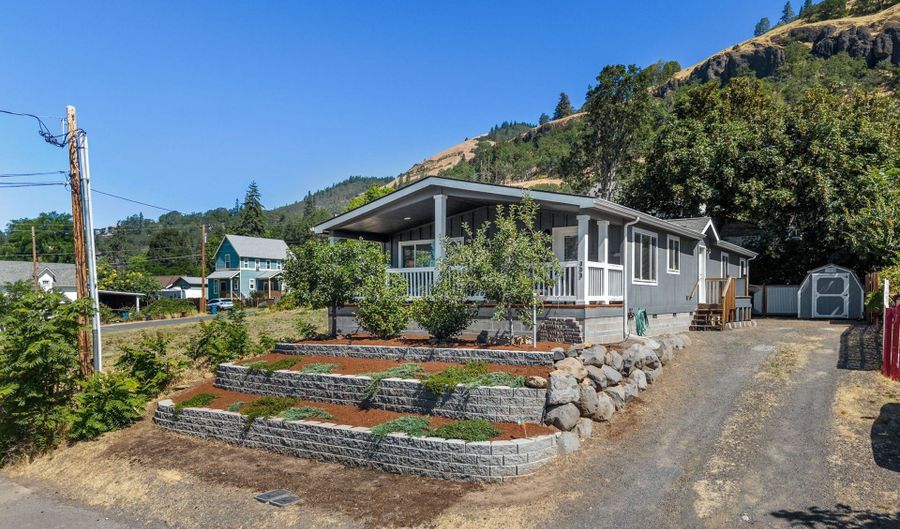 308 E HUMBOLDT St, Bingen, WA 98605 - 3 Beds, 2 Bath