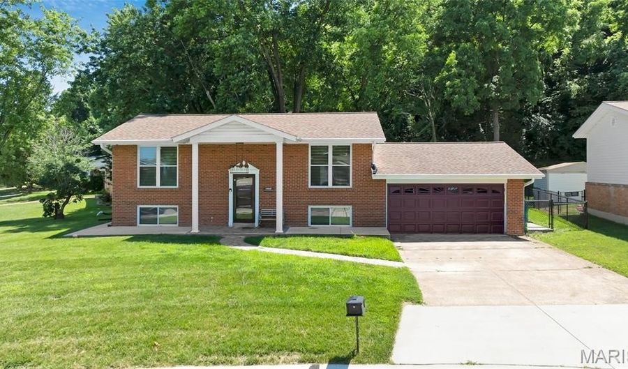 1251 Hawksbury Dr, Arnold, MO 63010 - 4 Beds, 2 Bath