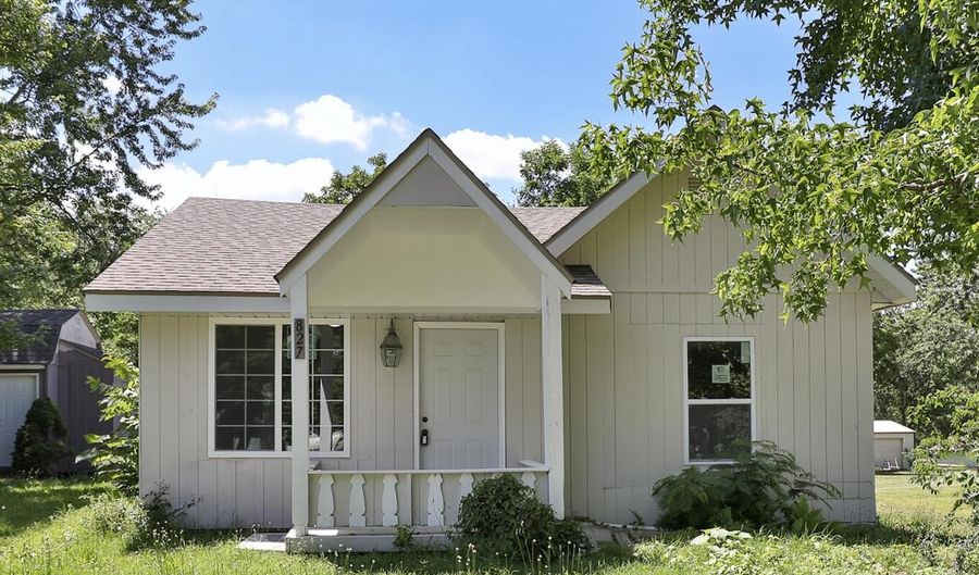 827 S Griffith Ave, Aurora, MO 65605 - 2 Beds, 1 Bath