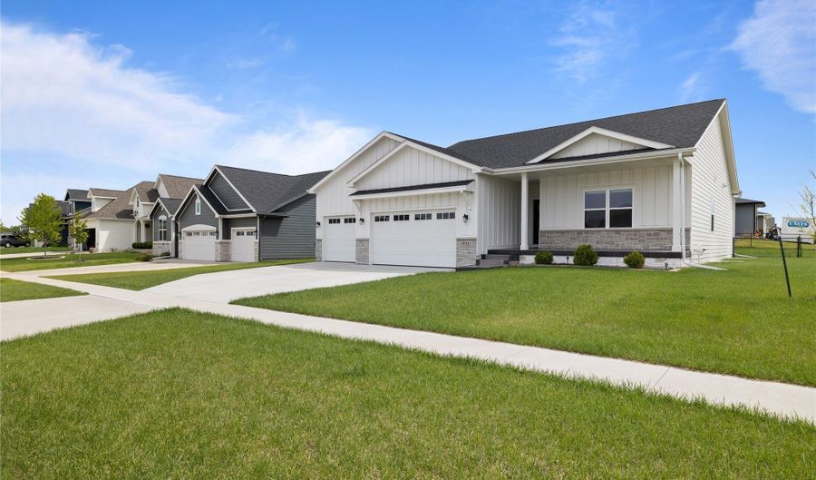 834 33rd Ct SW, Altoona, IA 50009 - 5 Beds, 3 Bath