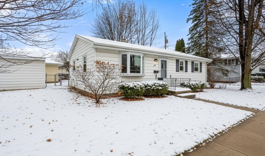 2109 E COLLEGE Ave, Appleton, WI 54915 - 3 Beds, 1 Bath