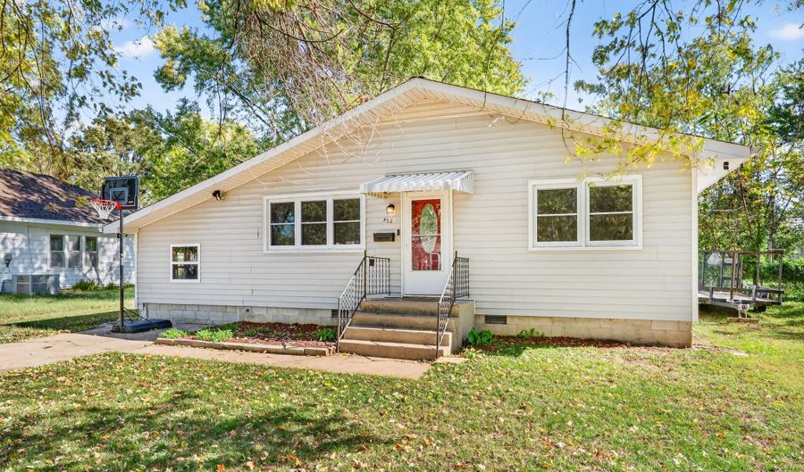 922 S Oak Ave, Aurora, MO 65605 - 3 Beds, 2 Bath