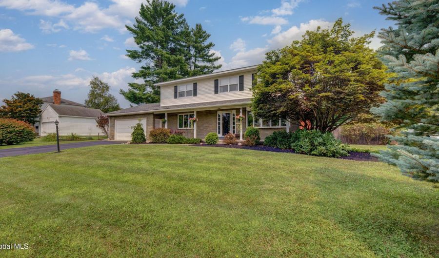 4 Fairway Ct, Albany, NY 12208 - 5 Beds, 3 Bath