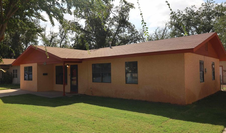 1021 N 6th St, Carlsbad, NM 88220 - 3 Beds, 2 Bath