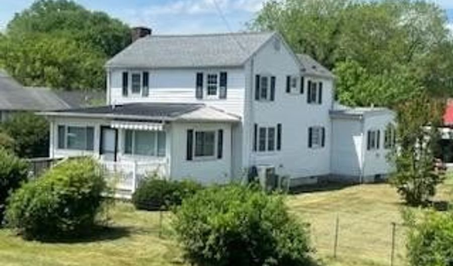325 S RAILROAD Ave, Georgetown, DE 19947 - 5 Beds, 4 Bath