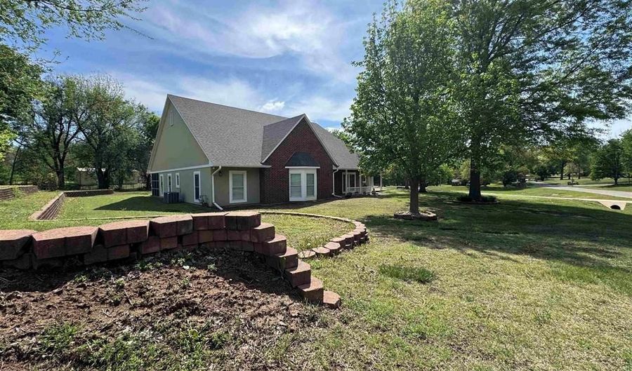 1923 Eastridge Dr, Arkansas City, KS 67005 - 4 Beds, 3 Bath