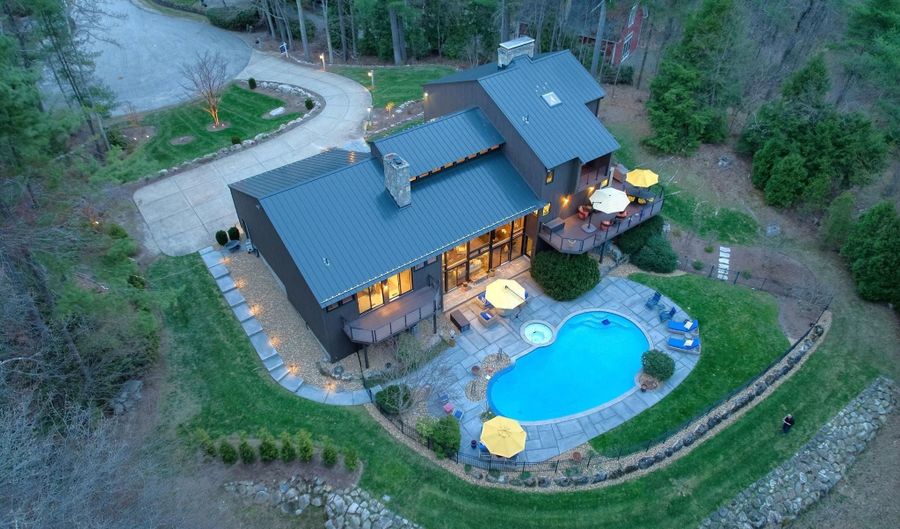 6 Williamsburg Ln, Bedford, NH 03110 - 3 Beds, 3 Bath