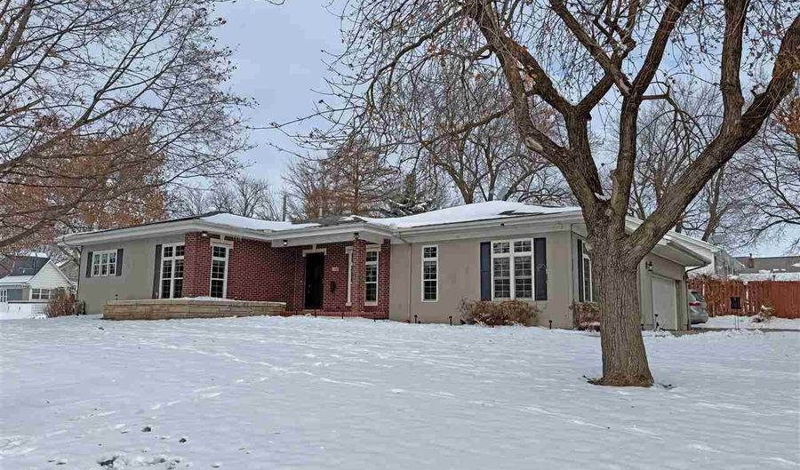 1108 E 3rd St, Anamosa, IA 52205 - 2 Beds, 2 Bath