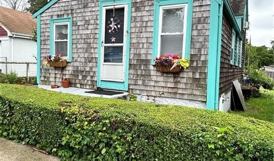 302 State St, Bristol, RI 02809 - 2 Beds, 1 Bath