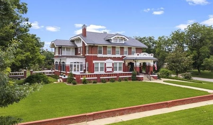 125 G St SW, Ardmore, OK 73401 - 4 Beds, 5 Bath