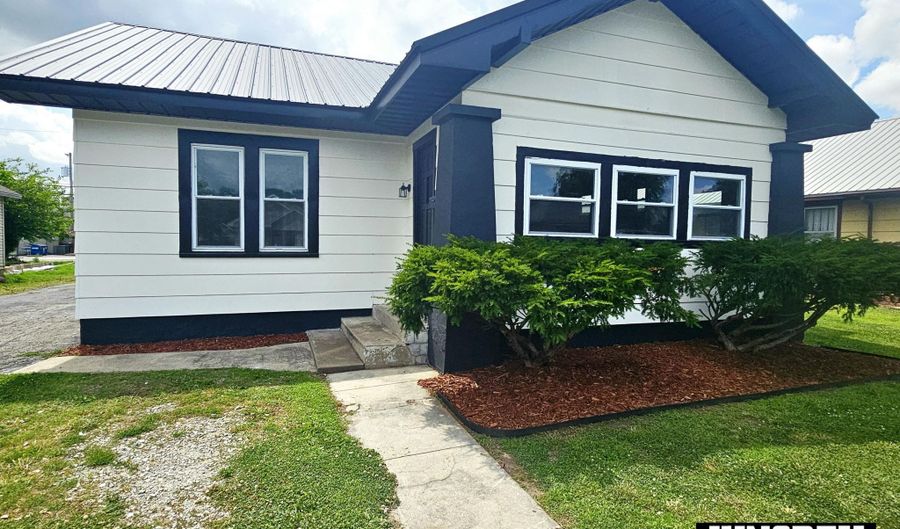 2023 East Ave, Baxter Springs, KS 66713 - 3 Beds, 2 Bath