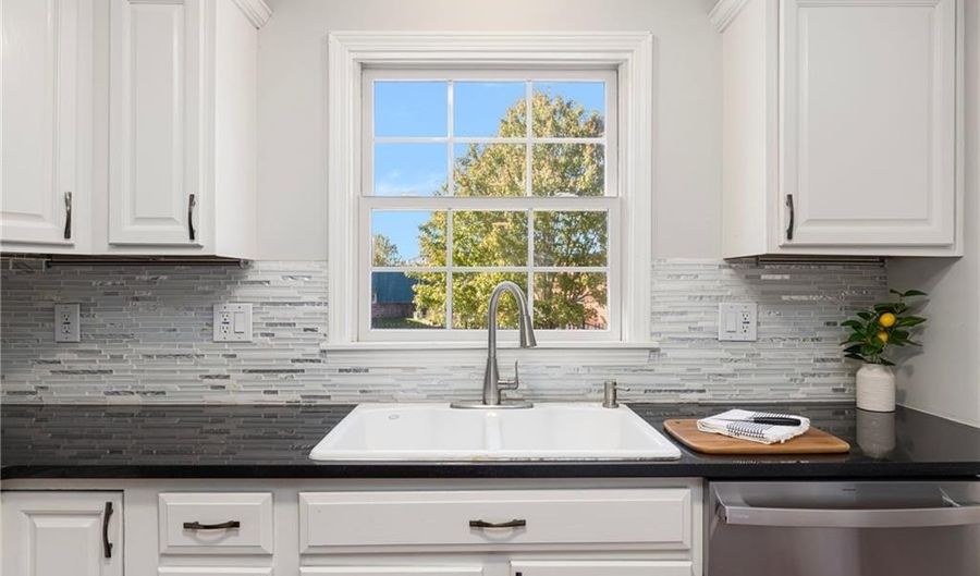 231 Maple Ave 204, Newport, RI 02840 - 3 Beds, 3 Bath