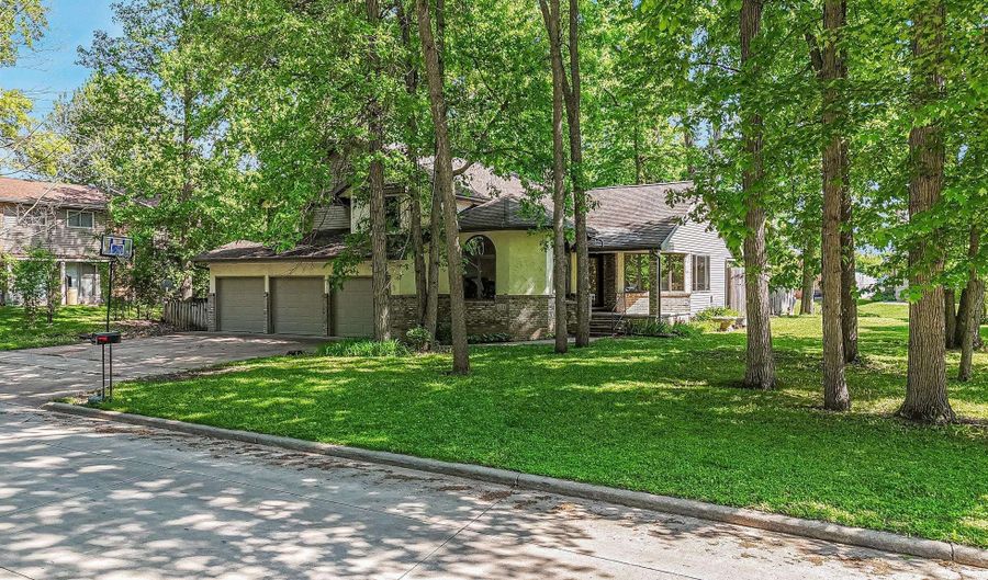 1711 E ROBIN Way, Appleton, WI 54915 - 3 Beds, 4 Bath