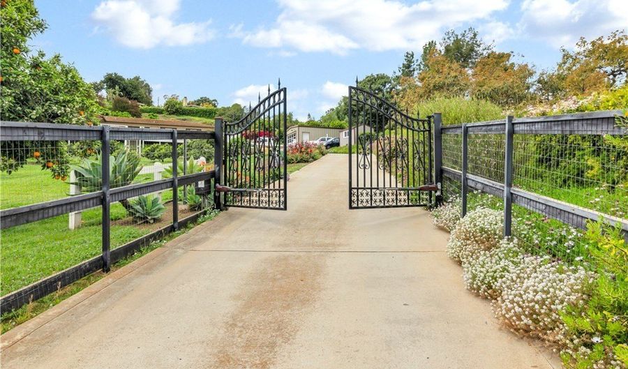 735 Del Valle Dr, Fallbrook, CA 92028 - 3 Beds, 3 Bath