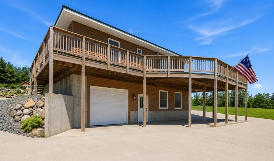 3 Grandview Dr, Berlin, NH 03570 - 2 Beds, 3 Bath