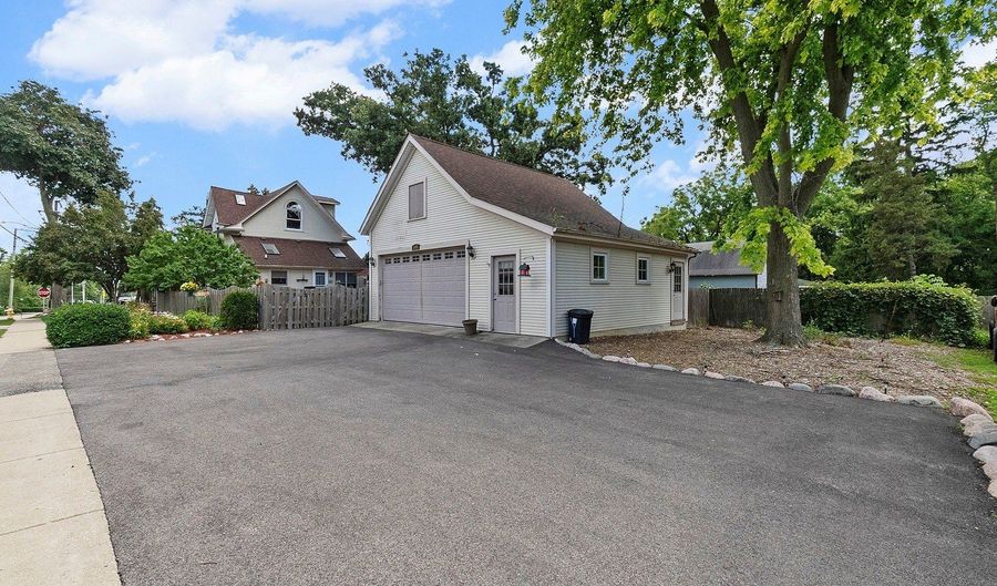 1084 Main St, Antioch, IL 60002 - 3 Beds, 3 Bath