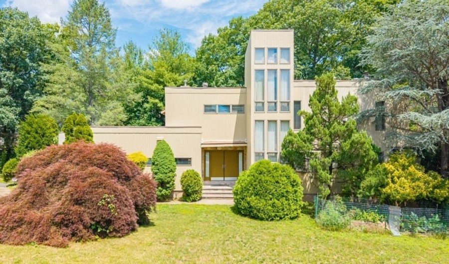 4 High Mountain Trl, Bayonne, NJ 07035 - 4 Beds, 3 Bath