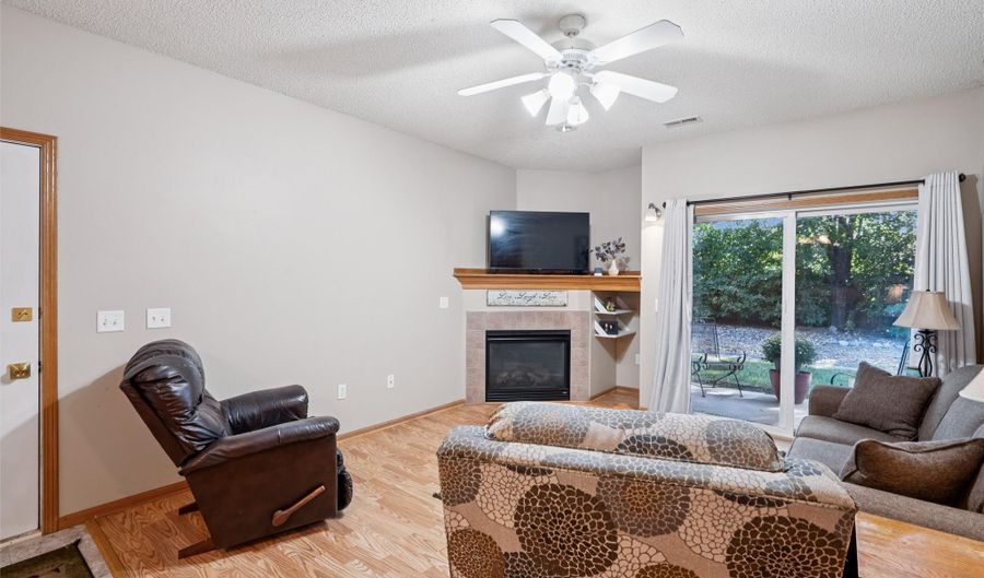 909 7th Ave SE 6, Altoona, IA 50009 - 3 Beds, 2 Bath