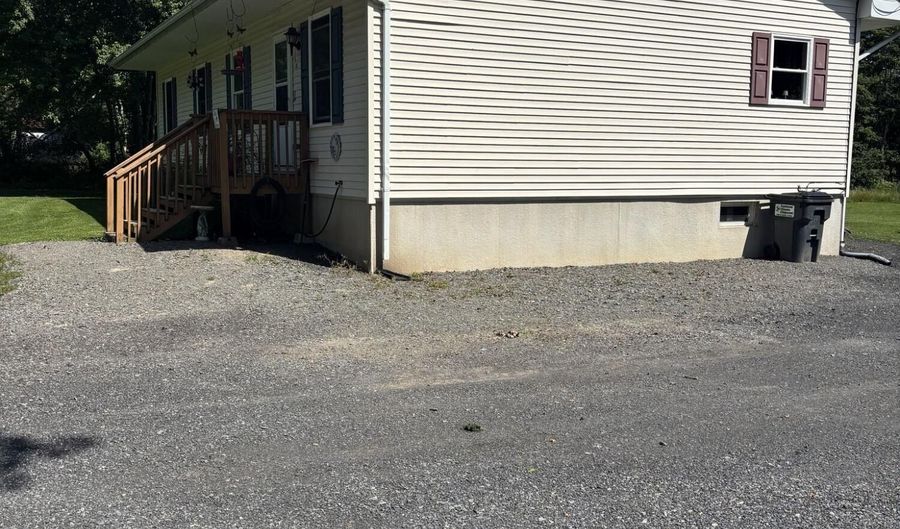 116 Snowflake Dr, Blakeslee, PA 18610 - 4 Beds, 2 Bath