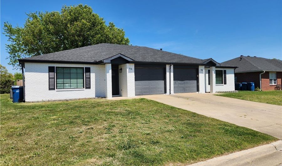 9 Holly Dr, Bentonville, AR 72712 - 6 Beds, 4 Bath