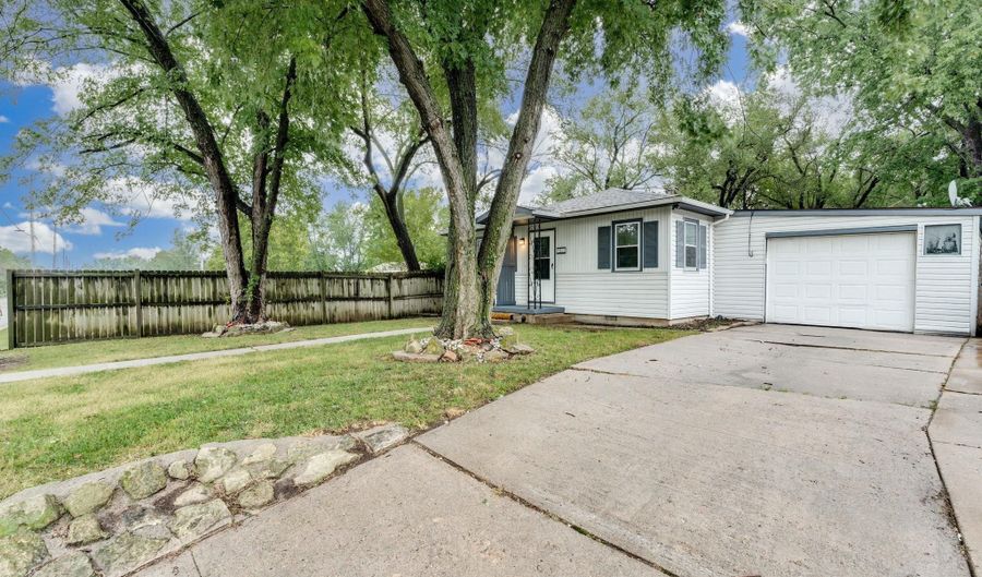 1233 Money St, Augusta, KS 67010 - 3 Beds, 1 Bath
