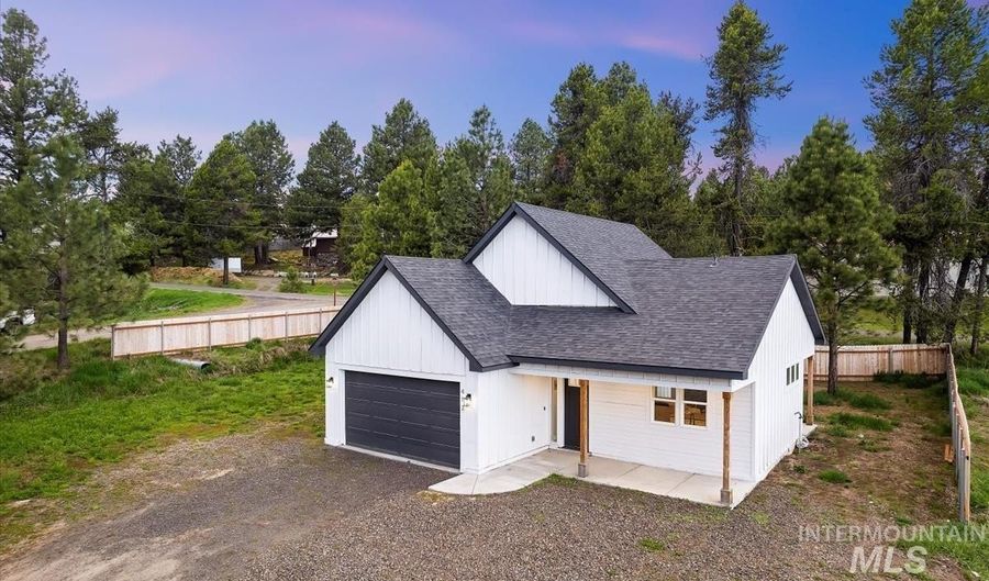 412 Antonette Cir, Cascade, ID 83611 - 3 Beds, 2 Bath