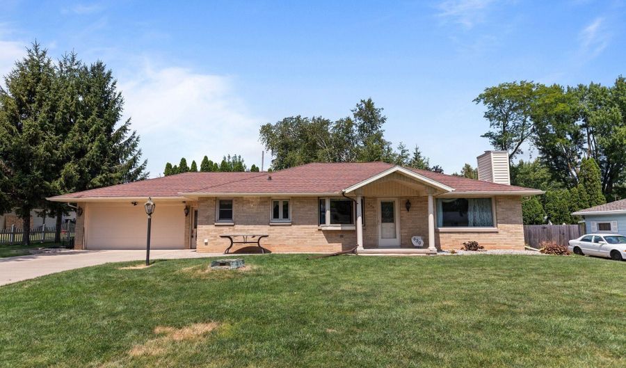 630 W CAPITOL Dr, Appleton, WI 54911 - 3 Beds, 3 Bath