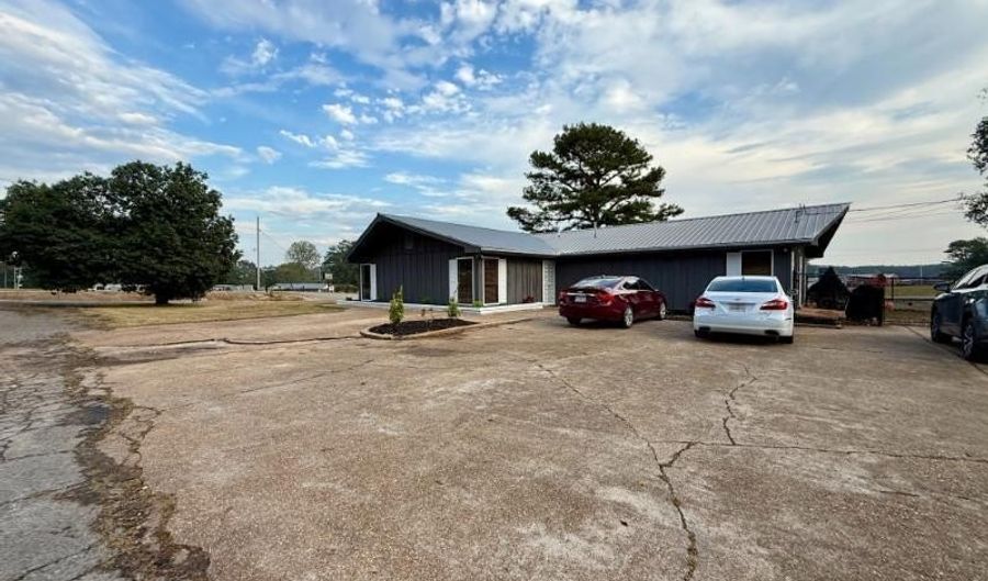 31 CR 815, Blue Mountain, MS 38610 - 4 Beds, 2 Bath