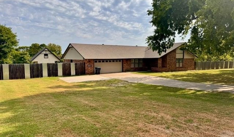 607 Wallace St NW, Ardmore, OK 73401 - 4 Beds, 2 Bath