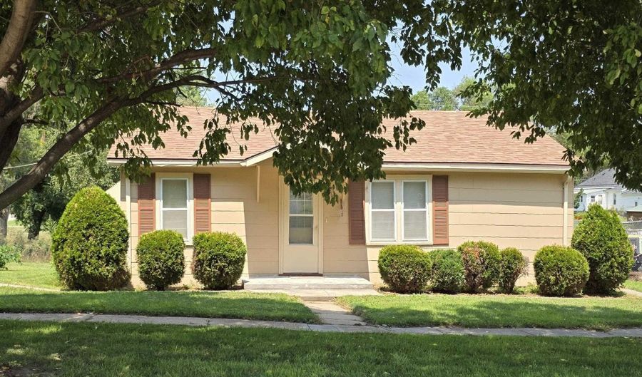 1212 10th St, Auburn, NE 68305 - 2 Beds, 1 Bath