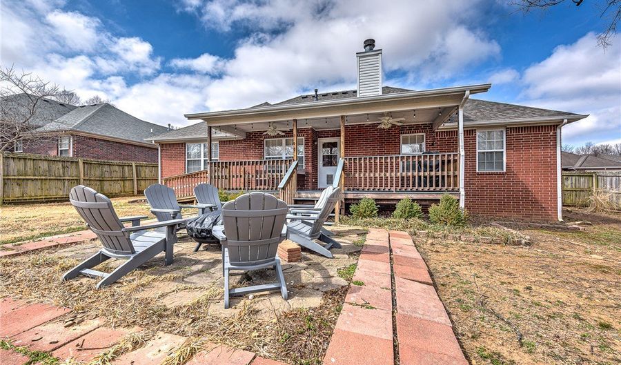 701 SW Maidstone Ave, Bentonville, AR 72712 - 3 Beds, 2 Bath