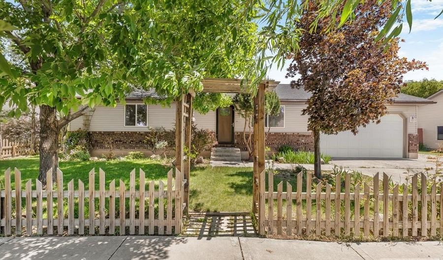 1409 S Ridgewood Dr, Ammon, ID 83406 - 4 Beds, 2 Bath