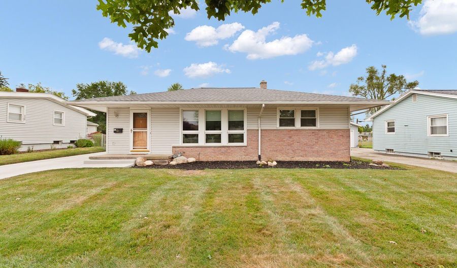 160 Canterbury St, Adrian, MI 49221 - 3 Beds, 2 Bath