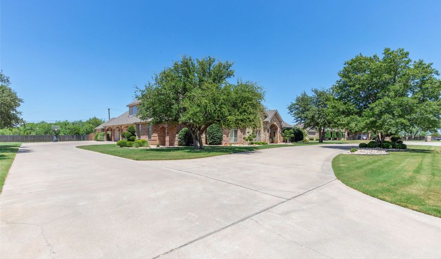 4334 La Hacienda Dr, Abilene, TX 79602 - 6 Beds, 6 Bath