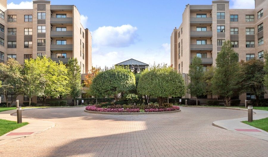 4545 W Touhy Ave 110, Lincolnwood, IL 60712 - 3 Beds, 3 Bath
