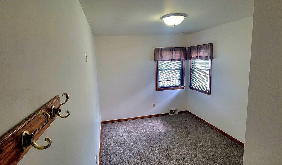 713 NE 3rd Ave, Aberdeen, SD 57401 - 3 Beds, 2 Bath