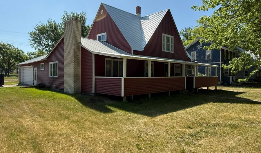 211 N Madison St, Atkinson, NE 68713 - 5 Beds, 3 Bath