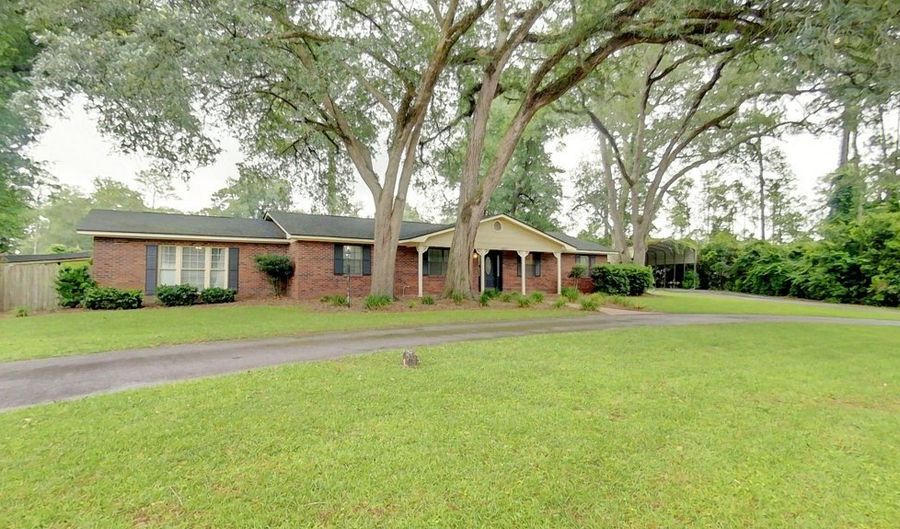 1402 Pineland Dr, Bainbridge, GA 39819 - 4 Beds, 3 Bath