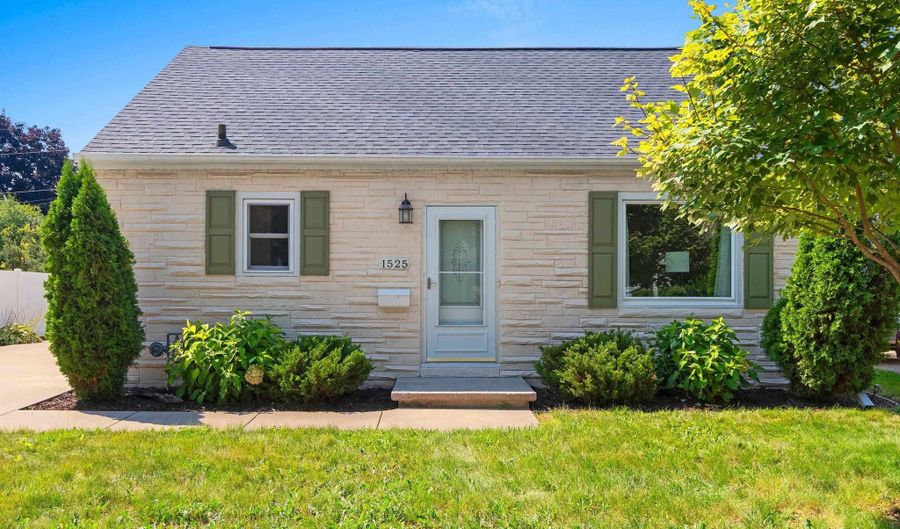 1525 N OUTAGAMIE St, Appleton, WI 54914 - 3 Beds, 1 Bath