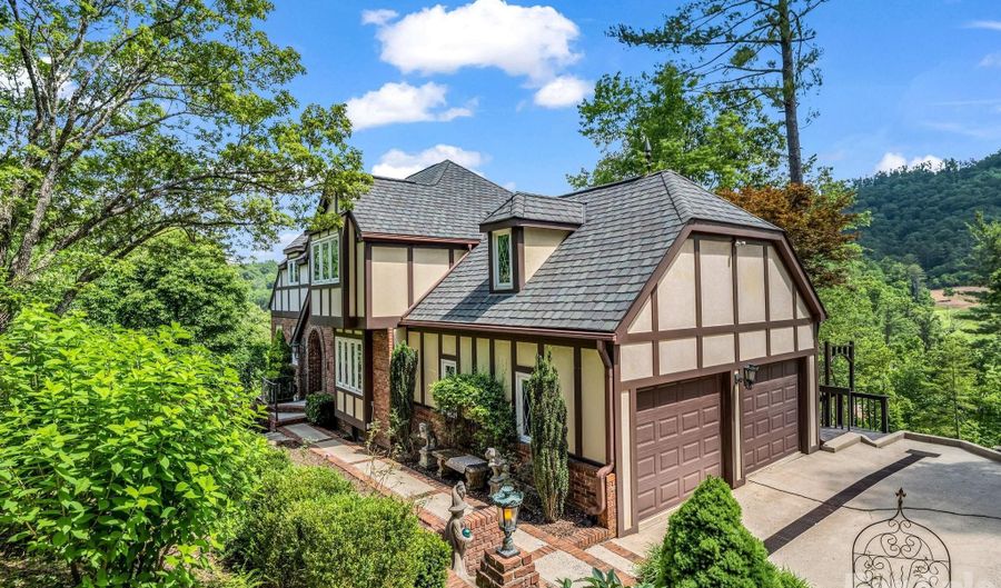 8 Sunny Ridge Dr, Asheville, NC 28804 - 5 Beds, 4 Bath