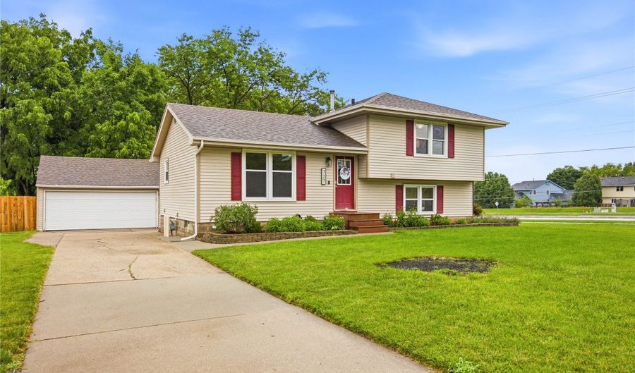 727 22nd Ave SW, Altoona, IA 50009 - 4 Beds, 2 Bath