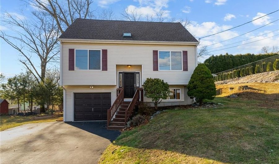 4 Cobble Hill Rd, Lincoln, RI 02865 - 3 Beds, 2 Bath