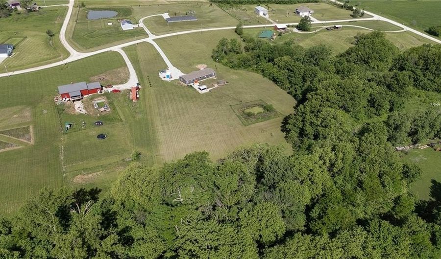 156357 NE Robindale Ln, Adrian, MO 64720 - 4 Beds, 2 Bath