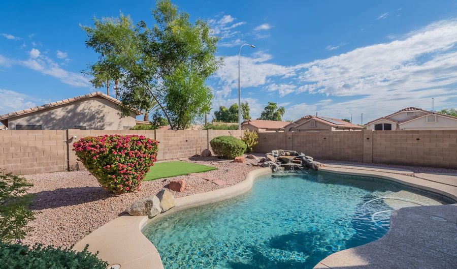 1070 W LARK Dr, Chandler, AZ 85286 - 4 Beds, 4 Bath