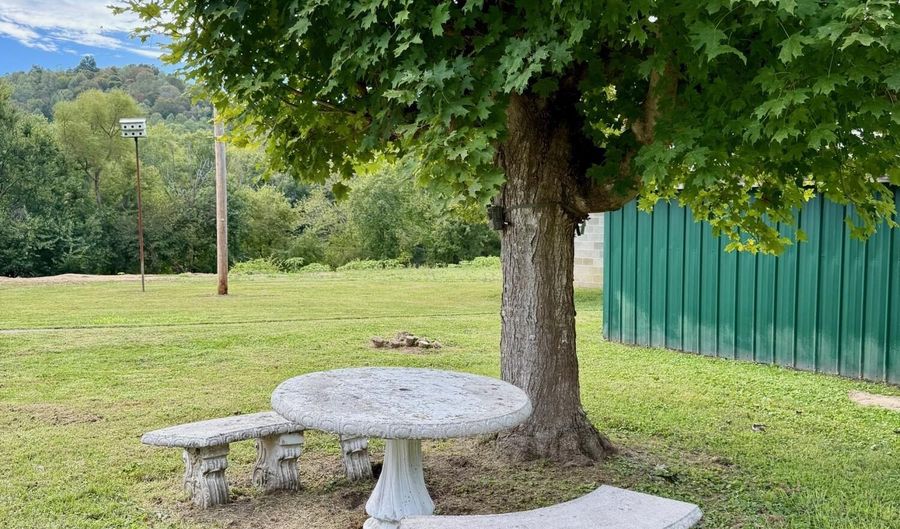 233 River Rd, Beattyville, KY 41311 - 3 Beds, 1 Bath