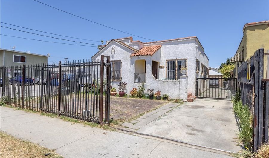 751 W Colden Ave, Los Angeles, CA 90044 - 2 Beds, 1 Bath