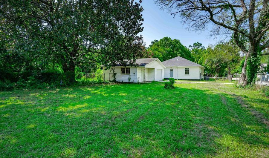 822 Chesnut St, Camden, SC 29020 - 3 Beds, 2 Bath